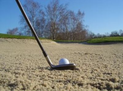 P�i h�e z bunkeru se nesm� h�l zalo�it za m��ek. H�l se nesm� dotknout p�sku.